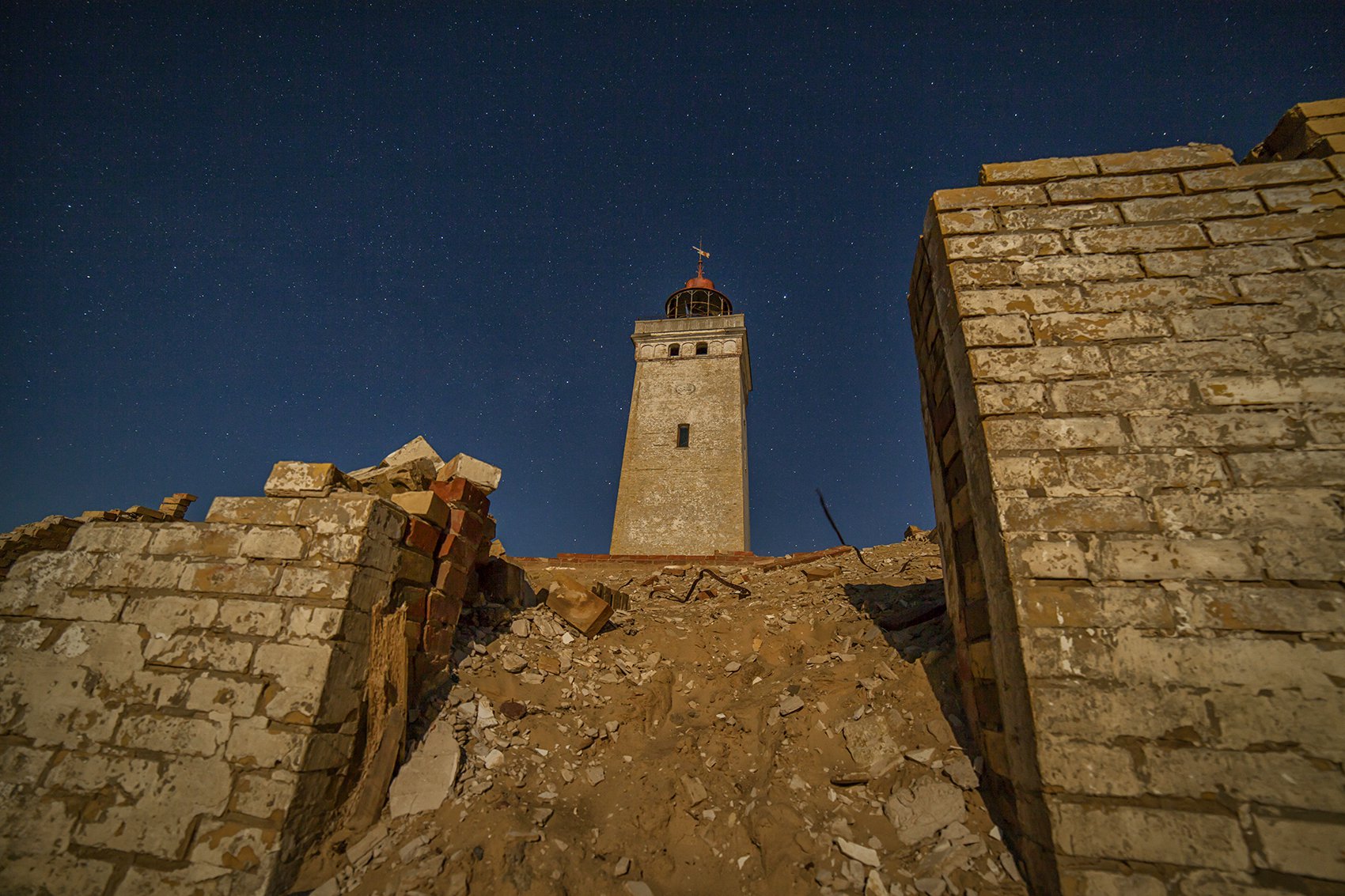 Through the ruins - Santi